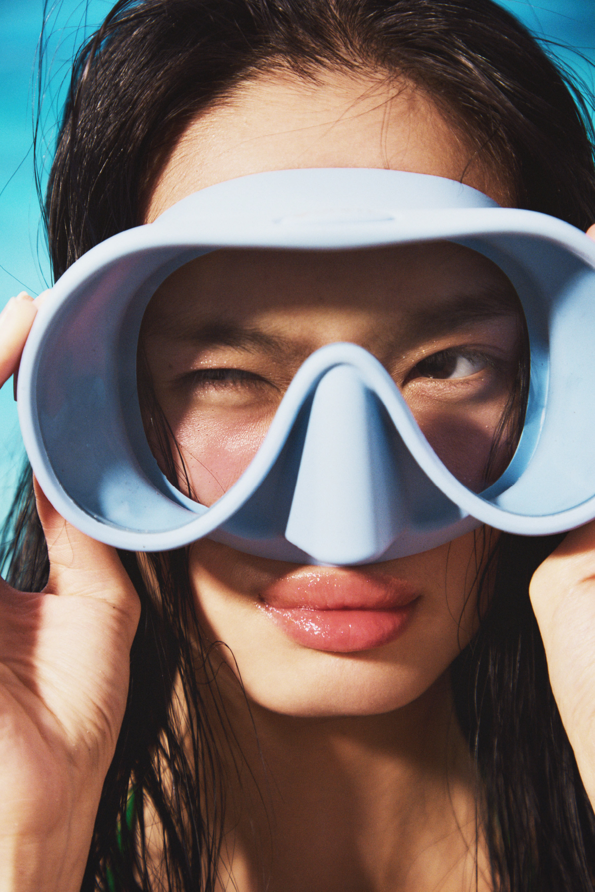 ペタル フロート アイパレット 10・ペタル メルティング カラー ポット EX02・ペタル ブルーミング グロス C 03を使用したモデル